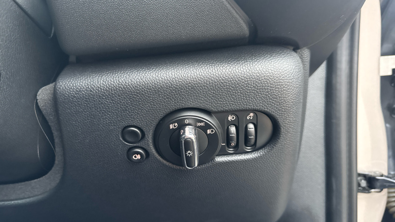 MINI Hatchback 1.5 Cooper Classic Premium Plus 5dr Auto Petrol Hatchback